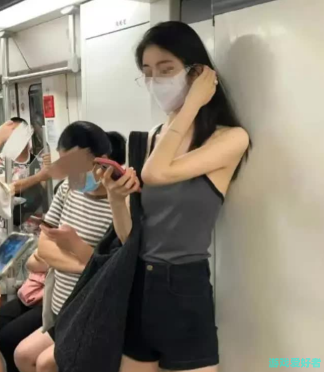 广州地铁“裸女”事件在网上疯传，女主身份被扒引起全网热论